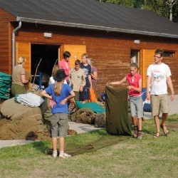 Uitladen Materiaal  8 - Scouts en Gidsen Zaventem 